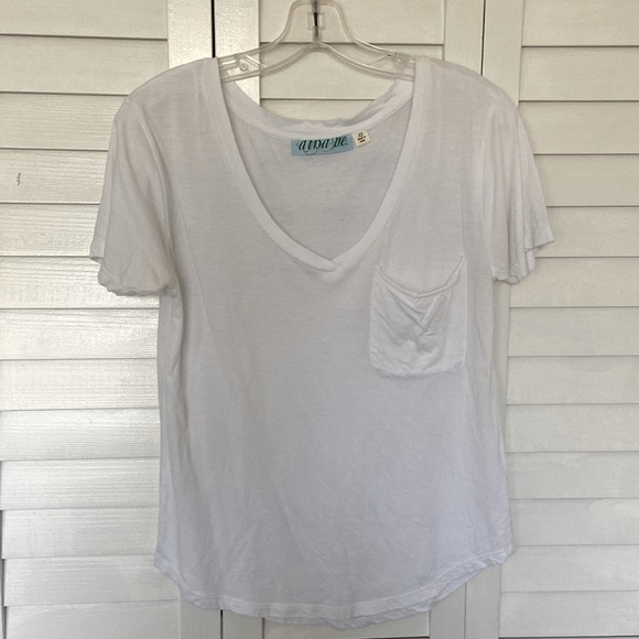 Francesca’s collection white v-neck with pocket tshirt. Size XS, fits like S-M - Picture 1 of 5
